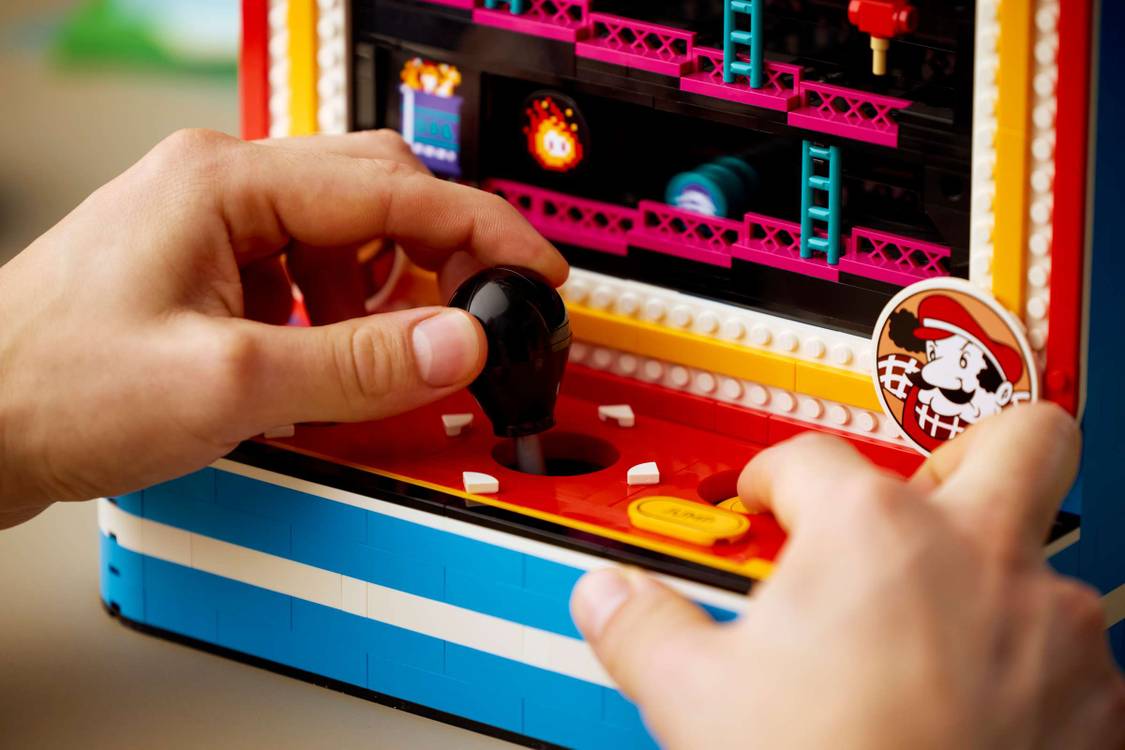 Lego Donkey Kong Arcade set side view with barrel mechanism